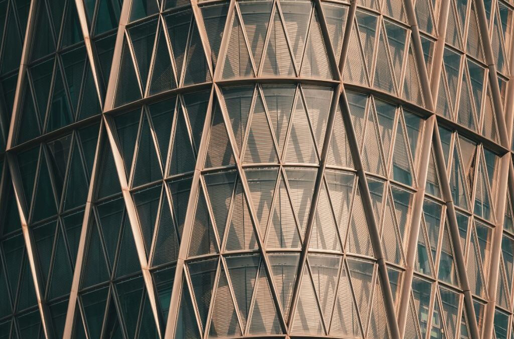 The Strength of a Hybrid Selling Strategy