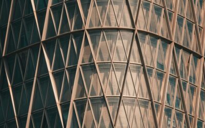 The Strength of a Hybrid Selling Strategy